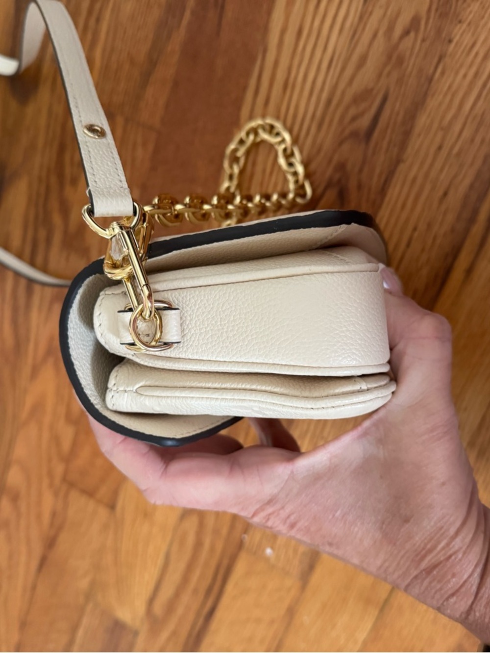 Louis Vuitton White Leather Crossbody with Gold Chain Strap - Picture 2 of 6